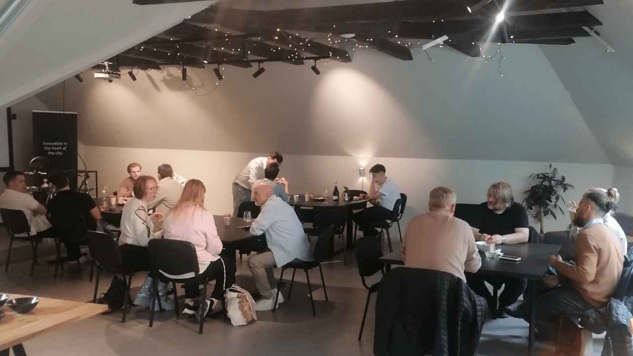 Mennesker i ulike grupper som gjennomfører en oppgave